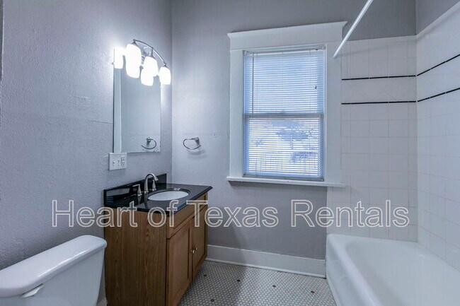 Building Photo - 609 Herring Ave