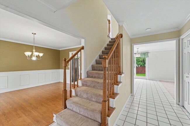 Building Photo - 6 Bedroom home with Fenced Yard - Available Now
