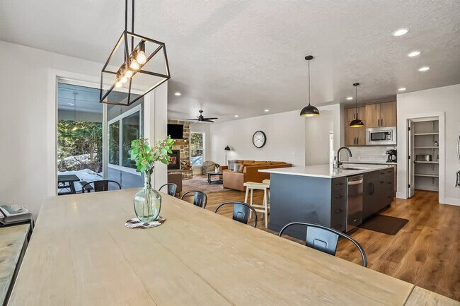 Building Photo - 1013 Yew Wood St