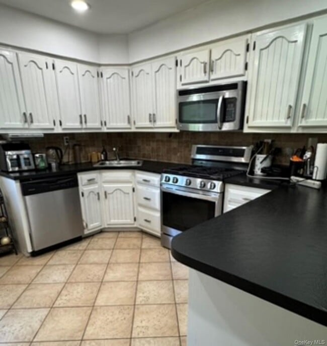 Building Photo - 1498 Kew Ave