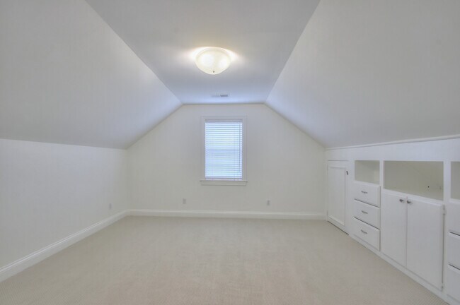 Building Photo - 4335 N Chapel Rd