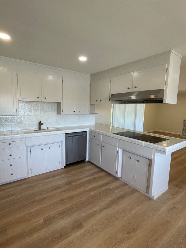 Building Photo - Beautifully Remodeled 3BR/2BA Home with Modern Finishes