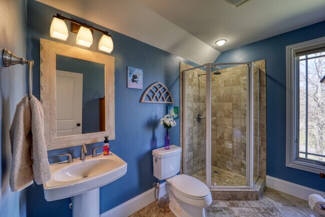 Building Photo - 137 N Ridge Ln