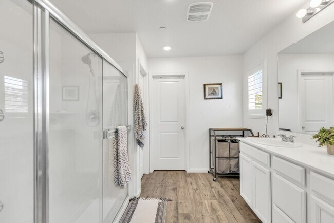 Building Photo - 4 bed / 3 bath | Upated Anatolia Home Avai...