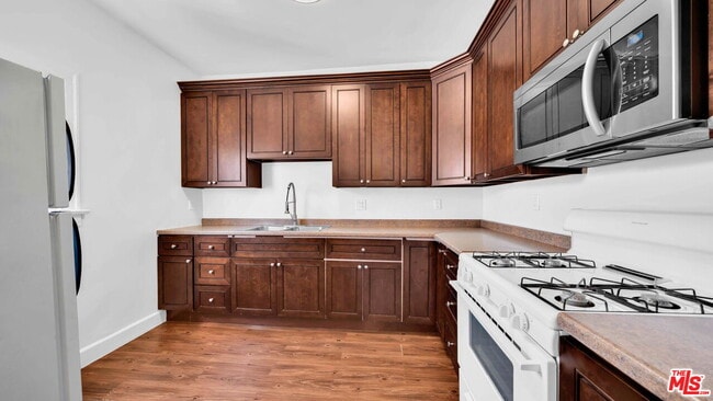 Building Photo - 806 W 40th Pl