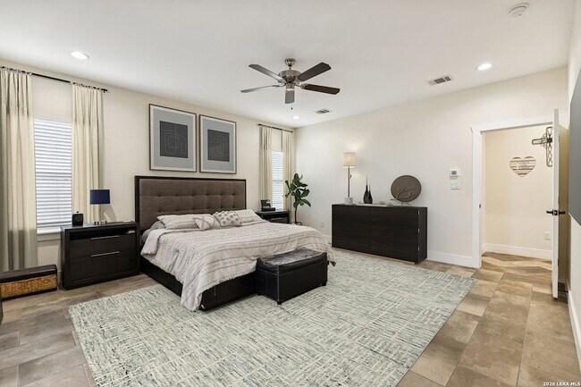 Building Photo - 303 Pendleton Ave