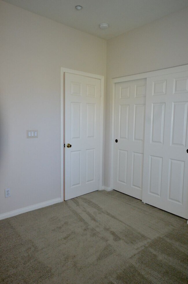Building Photo - Charming 3-Bedroom Irvine Condo with Attac...