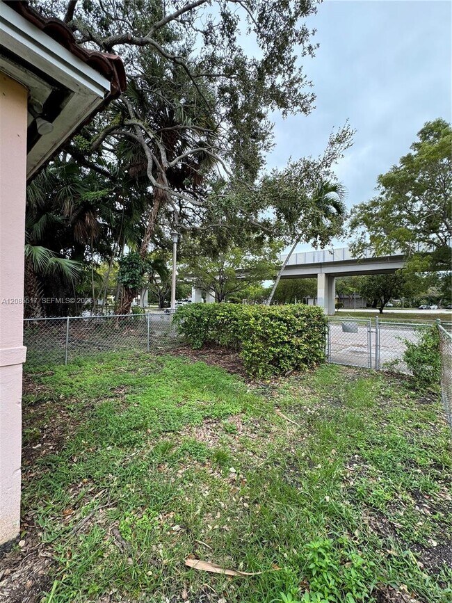 Building Photo - 2652 SW 23rd Ave
