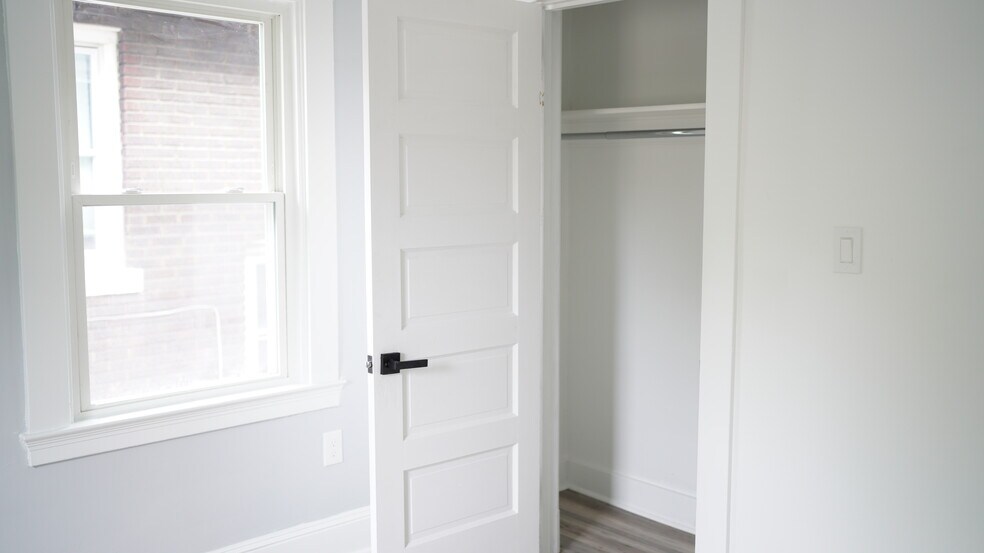 Building Photo - 3370 Parkview Ave