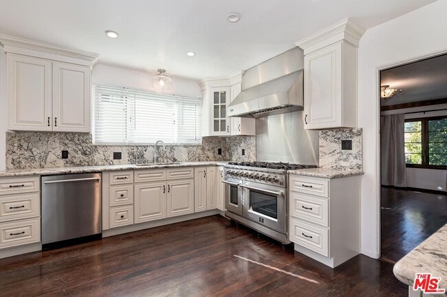 Building Photo - 1304 San Vicente Blvd