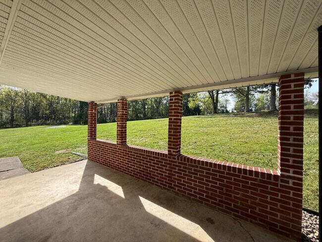 Building Photo - Three Bedroom Bellefonte Ranch