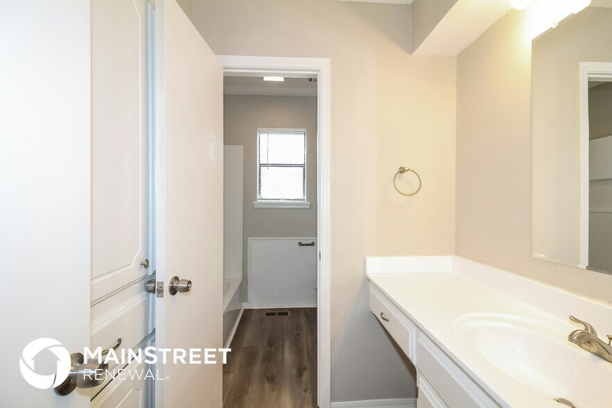 Building Photo - 5513 Cloverlawn Dr