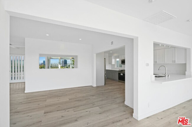 Building Photo - 16210 Bertella Dr