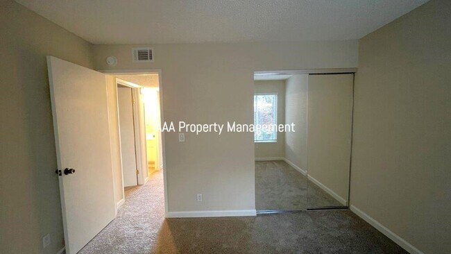 Building Photo - Concord Beautiful 4 bedroom 2.5 bathroom townhouse, 1496 sq ft available now!