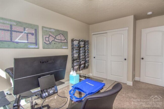 Building Photo - Spacious 4 Bed/3 Bath Single Family Home i...