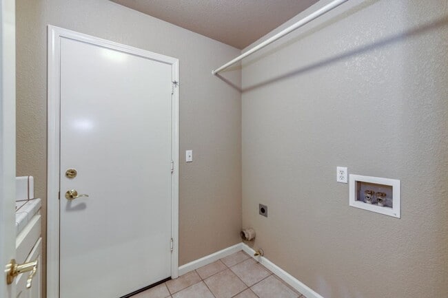 Building Photo - Impressive 4 Bedroom 2.5 Bath home with Po...