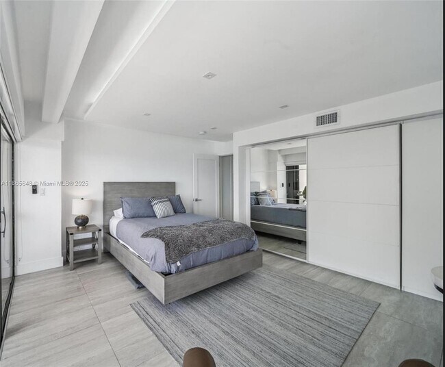 Building Photo - 1800 NE 114th St