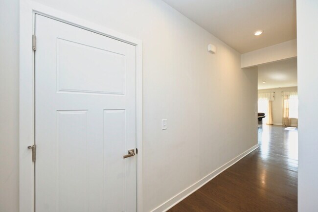 Building Photo - Rent to Own Option - Beautiful, like new 3BR/2.5BA townhouse in Goodlettsville