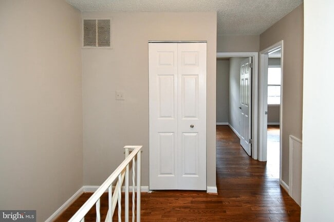 Building Photo - 9619 Nonquitt Dr