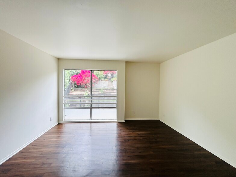 Building Photo - 2339 Hyperion Ave