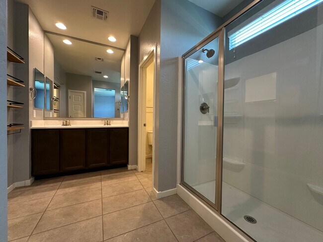 Building Photo - Single Level Home with Split Floor Plan, D...