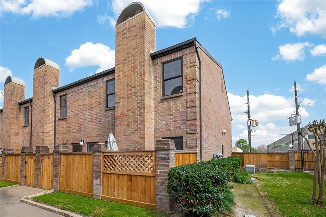 Building Photo - 9800 Pagewood Ln