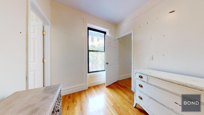 Building Photo - 196 W 108th St