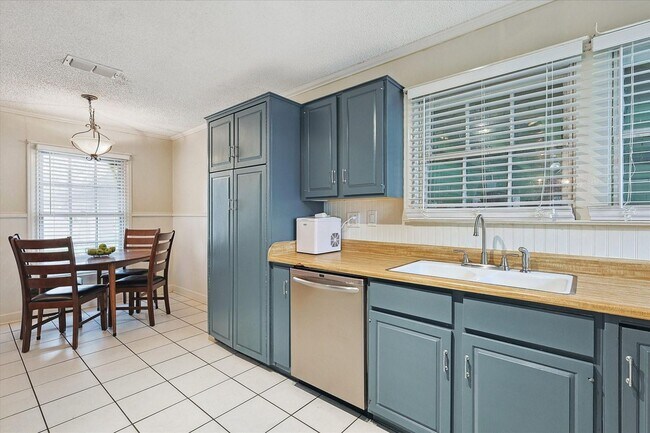 Building Photo - Amazing Historic 1940's Home in Original C...