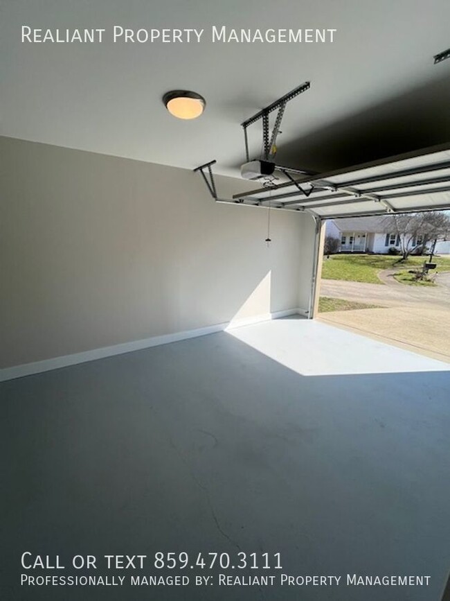 Building Photo - Completely Remodeled, 3 Bedroom, 3 bath ho...