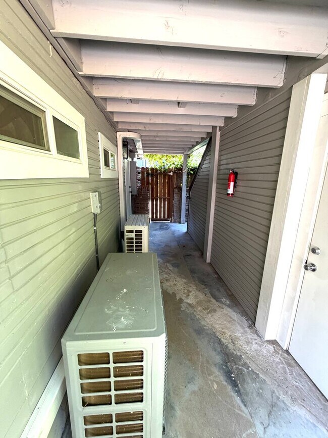 Building Photo - Beautifully Renovated Midtown Sacramento Apartment with Private Backyard Patio!