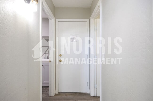 Building Photo - 1553 E Alba Dr