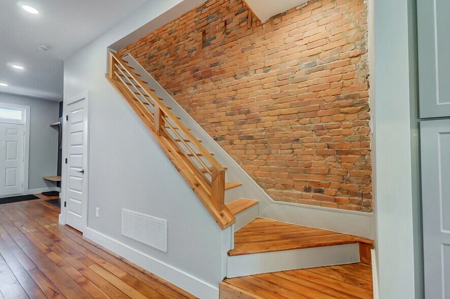 Building Photo - 731 Hamlet St