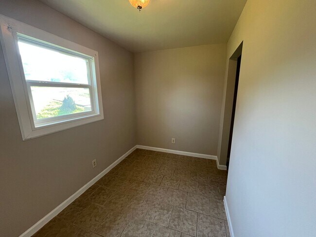 Building Photo - Three Bedroom Home Within Walking Distance to Alabama A&M