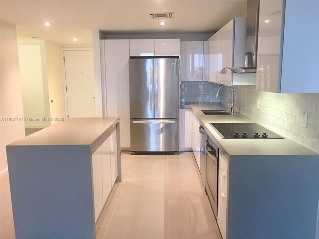 Building Photo - 1600 NE 1st Ct