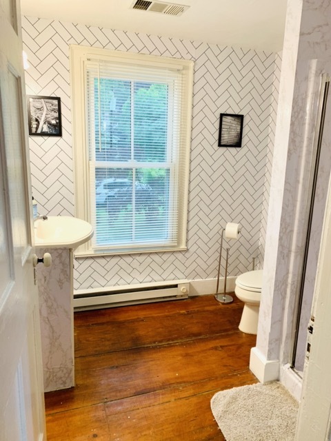 Front bathroom - 1579 Pleasant St