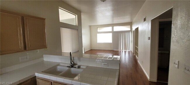 Building Photo - 3125 N Buffalo Dr