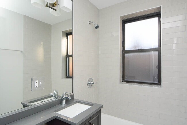 Building Photo - 426.5 W Belden Ave