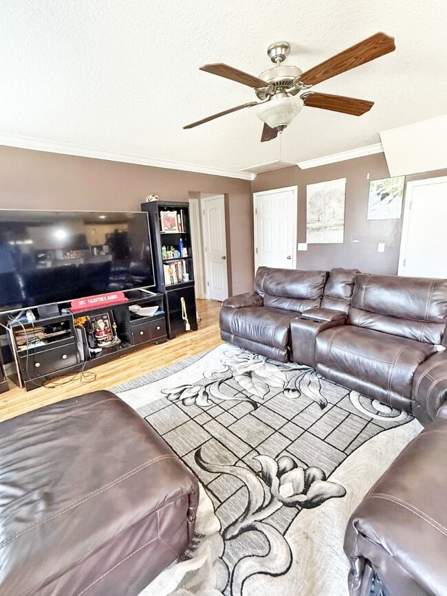 Building Photo - 721 Highgrove Ct