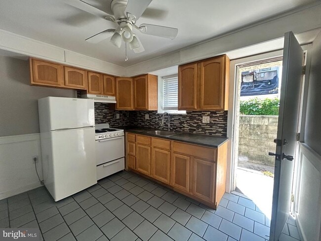 Building Photo - 708 Medina St