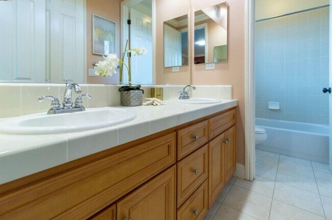 Building Photo - Pleasanton Ridge 5 bed/5 bath, Solar, Amen...