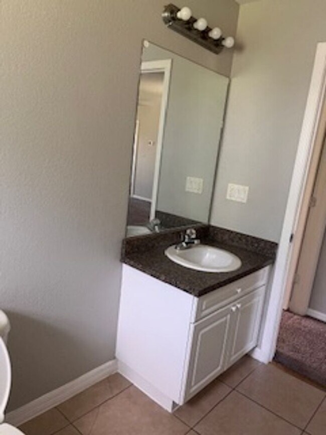 Building Photo - Three Bedroom Two bath