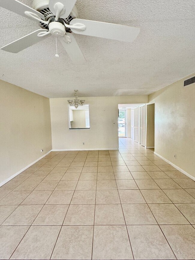 Building Photo - Charming 2 bed/ 2 bath in Royal Palm Villas