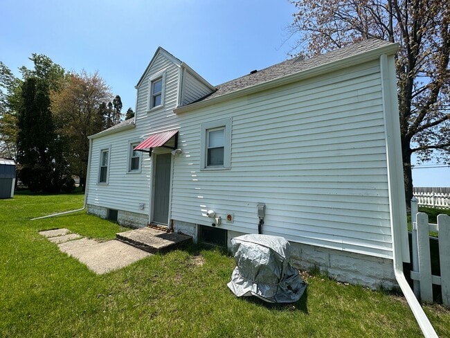 Building Photo - Charming Cape Cod Near Airport with Modern...