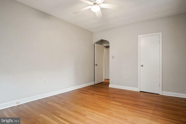 Building Photo - Spacious 1BR/1BA in Fabulous Cathedral Hei...