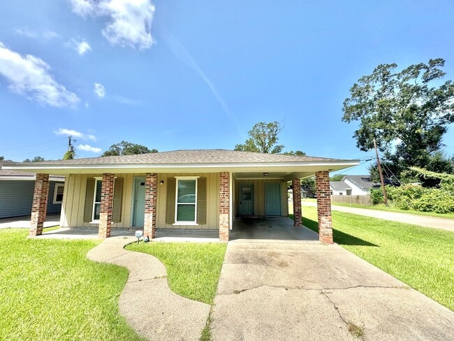 Building Photo - Updated 3 Bedroom Home in Denham Springs