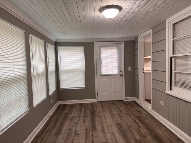 Building Photo - 3 bedroom 1 bath home, located in the Greystone area!