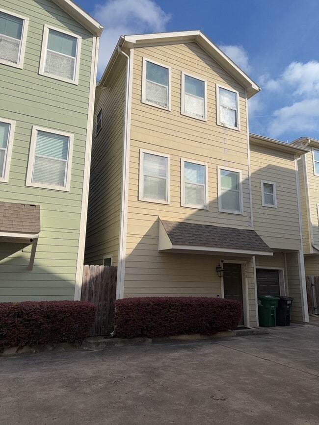 Building Photo - 1828 Fletcher St