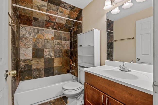 Building Photo - MUST SEE 5BD/2BA in Como near U of M! Avail. 9/1/26