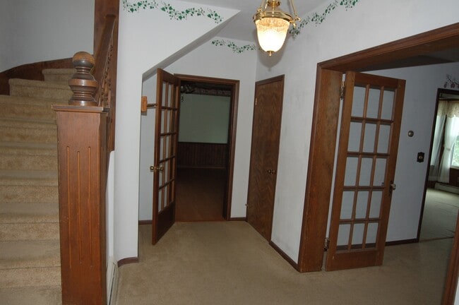 Building Photo - 3 Bedroom Victorian Style House
