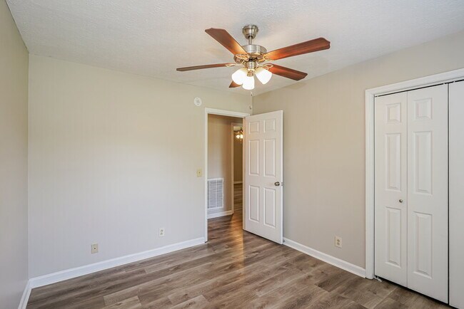 Building Photo - 1005 Waters Edge Cir